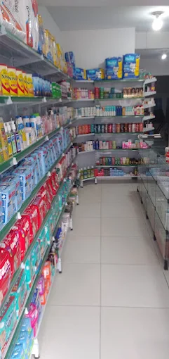 Interior da Farmácia Miranda com prateleiras organizadas